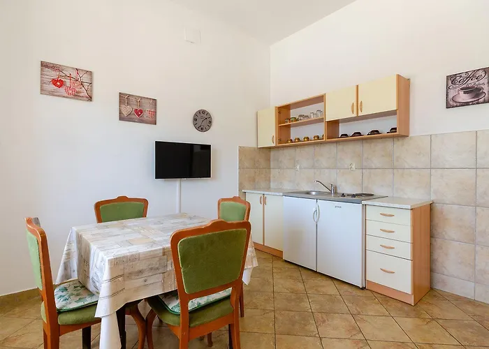 Appartement Beschauliches Nur 100 Meter Zum Mit Privater Terrasse, Parkplatz Crikvenica
