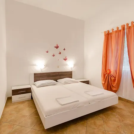 Beschauliches Nur 100 Meter Zum Mit Privater Terrasse, Parkplatz Apartment