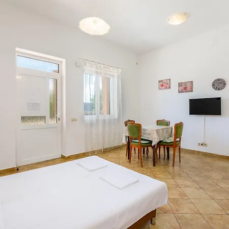 Beschauliches Nur 100 Meter Zum Mit Privater Terrasse, Parkplatz *