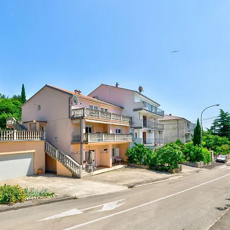 Beschauliches Nur 100 Meter Zum Mit Privater Terrasse, Parkplatz Crikvenica