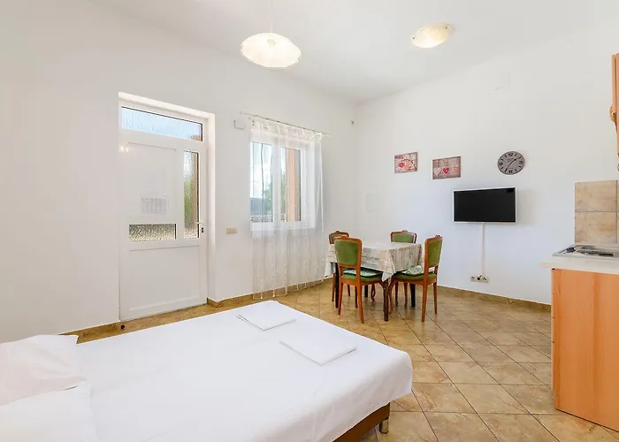 Beschauliches Nur 100 Meter Zum Mit Privater Terrasse, Parkplatz *